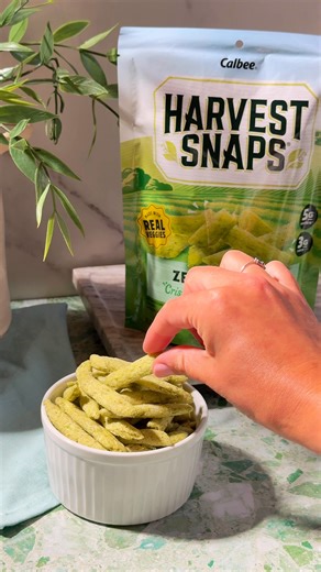 Tasty, crunchy, and packed with protein and fiber. Veg Up and Go wherever the day takes you! | Harvest Snaps