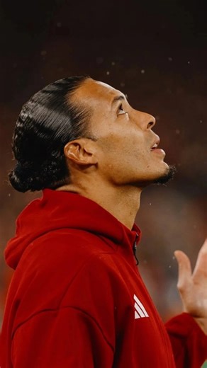 Akbarjon.13 on Instagram: "日本利用压电瓷砖将脚步转化为电能。这些瓷砖捕捉来自你脚步的动能。当你行走时，你的重量和动作会对瓷砖产生压力。瓷砖会轻微弯曲，从而产生机械应力。瓷砖内部的压电材料将这种应力转化为电能。每一步都会产生少量电荷，而数百万步结合在一起就能产生足够的电力来驱动 LED 灯、数字显示屏和传感器。在像涩谷车站这样繁忙的地方，每天大约有 240 万个脚步为这一系统作出贡献。这些电能可以被储存或立即使用，从而减少对传统电力来源的依赖，并支持可持续的城市基础设施。这种方法将日常运动转化为实用的可再生能源。 #日本 #知识 #事实 #你知道吗 #推荐 #科技 #创新 #历史 #技术 #实验 #热门 Тг канал ; @Top_sxema_rek12"