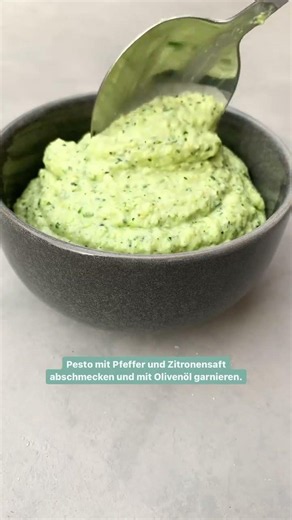 Süßkartoffel-Pommes mit Zucchini-Minz-Pesto