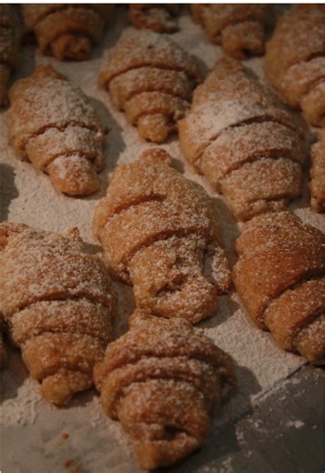 Сирні рогалики🥐😌 Дуже швидкі у приготуванні з найпростіших продуктів 👌🏻 Інгредієнти: •100 г вершкового масла або маргарину •300 г кисломолочного сиру (у мене 5% жирності) •1 ч.л. розпушувача •~200 г борошна •ванілін • 2-3 ст. цукру. Приготування! У розм'якшене масло або маргарин додаємо сир і змішуємо до однорідності. Потім частинами додаємо борошно, яке просіємо з розпушувачем, і замішуємо однорідне тісто. Замотуємо тісто у плівку або кладемо в пакет і відправляємо в холодильник на 30 хвили