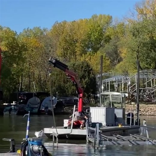 1.3K views · 25 reactions | Splash, lift, & repeat! Our knuckle boom cranes are showing us how it's done on the barge! Big thanks to our friends at Niccum Docks, Inc. for sharing this cool moment! Check out PALFINGER Knuckle Boom Cranes: https://plfn.gr/ufSSC #palfingerna #palfinger #palfingercrane #palfingerknuckleboomcrane #knuckleboomcrane #barge #cranelife #craneoperator | PALFINGER | Facebook