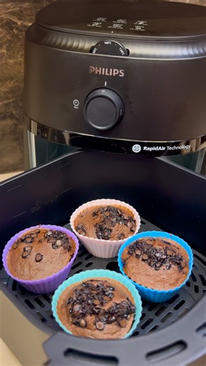 Aarushi on Instagram: "Air Fryer Oats Cupcakes – Guilt-Free & Delicious!🍫🧁 Who knew healthy cupcakes could be this easy? Made with oats flour, cocoa, honey, and a few simple ingredients—air-fried to perfection in just 12 minutes! ✨ Recipe: 🥣 Blend oats flour, cocoa powder, honey, baking powder, baking soda, vanilla essence, and milk into a smooth batter. 🧁 Fill cupcake molds, top with choco chips, and air-fry at 160°C for 12 mins. ✔️ That’s it—soft, chocolaty, and