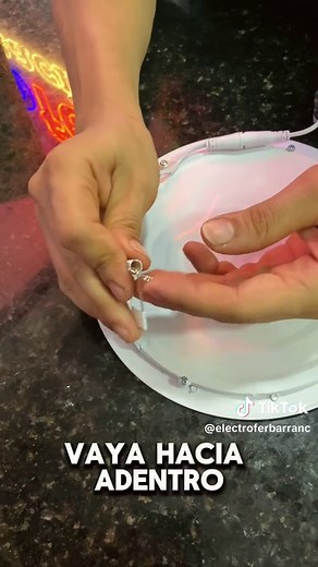 Cómo instalar ganchos para panel LED de incrustar