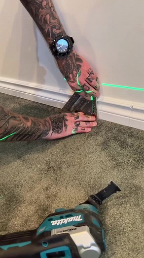 Tip for keeping a perfect line with oscillating tool #construction #tools #drywall