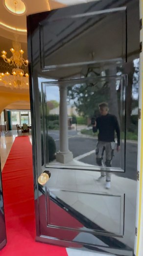 SHINY HIGH GLOSS BLACK DOORS ✨🪩 Not an easy thing to get right… When it comes to painting high gloss, especially in the darkest colour possible, there is nowhere to hide. 🫣 Making sure the prep is on point a huge part of the final finish. My Process on this was: •To sand back where somebody else had tried previously. •Skim fill surface with Toupret Gras a Laquer (now discontinued, but Prestonette do a version) •Sand with 400grit •Prime with @tikkurila_uk ultra primer. •Sand with 400grit •First