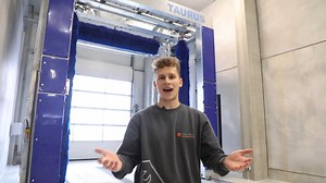 Seid ihr bereit für ein neues Video-Update aus unserer WERKSTATT? Luca zeigt euch in diesem Clip unsere topmoderne LKW Waschanlage und was alles in ihr steckt 😉. Freut euch auf spannende Einblicke hinter die Kulissen und natürlich den WASCHGANG! 😁 Ihr habt Fragen zu den Serviceleistungen und Angeboten unserer WERKSTATT? 👉 Dann schaut gerne auf unserer Homepage www.diewerkstatt.online vorbei oder meldet euch bei unserer Serviceassistentin Jessica. 📲 49 8395 920-400 oder per WhatsApp 0170 373 