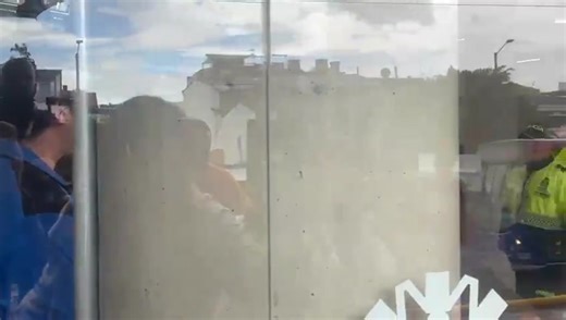 15K views · 208 reactions | Llega María Carolina Hoyos Turbay, hermana de Miguel Uribe Turbay, a la clínica Santa Fe. Máxima expectativa sobre el estado de salud del precandidato presidencial. | NOTI V | Facebook