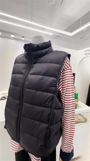 JEAN OOTD | 今天想穿得輕鬆一點、但又不能沒有質感。 羽絨背心的份量剛剛好，很輕。 套在條紋長袖上就是 effortless 的溫暖感。 下半身換上柔軟闊腿褲，整體比例被拉得很乾淨。 簡單、好搭、不用想太多就能有型的一套。 冬天的日常穿搭就想這麼自在。 🤍✨ JEAN STUDIO 台北市內湖區內湖路二段428號 還有更多穿搭推薦，可以私訊我們❤️ 泰國代購連線預告：🇹🇭12/4-8 （12/11取貨） | Jean服飾日韓代購 & Md美甲紋髮霧眉