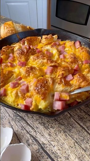 Ham and Cheese Croissant Skillet Breakfast #recipe #castiron #breakfast