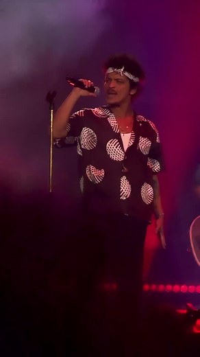 Bruno Mars Performs ‘Uptown Funk’ Live in Tokyo