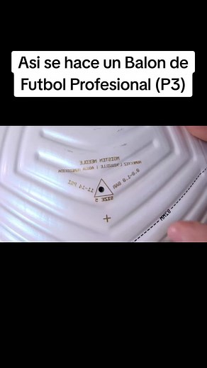 Cómo se fabrica un balón de fútbol profesional