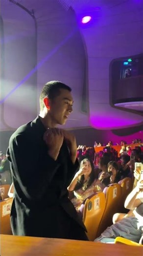 Muscle Dancer Makes Audience Scream 让观众尖叫的肌肉舞者