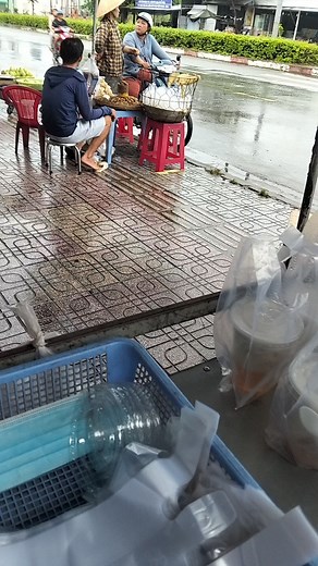Ngồi thù lù một đống trước mặt che hết của người ta, còn rung đùi liên tục là sao vậy cời ?... | Thu Hông