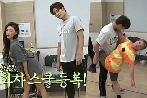 Watch: MAMAMOO's Hwasa Teaches Sung Hoon How To Dance In "I Live Alone" Preview | Soompi