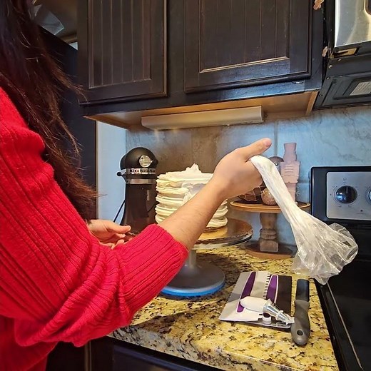 Piping Bag Explodes While Decorating Christmas Cake - 1475647