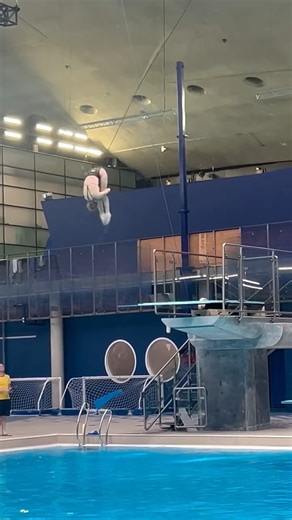 Canadian Olympic Team on Instagram: "Did you know divers use weighted belts to train? 💧 They help improve body position, streamline movement, and simulate neutral buoyancy, all key to nailing that perfect dive. - Saviez-vous que les plongeurs utilisent parfois une ceinture avec des poids à l’entraînement? 💧 Elle les aide à mieux contrôler leur position dans l’eau et à rester plus stables pour pratiquer leurs plongeons. 🎥 @margoerlam_"