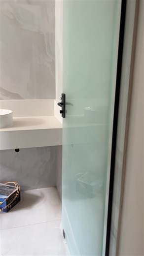 ✨ Sofisticação e elegância em cada detalhe! ✨ Mais um projeto incrível saindo da marmoraria: lavatório com cuba de sobrepor no quartzo branco 🤍 O quartzo branco traz leveza, modernidade e um acabamento impecável, perfeito para quem busca um ambiente clean e sofisticado. A cuba de sobrepor valoriza o design e deixa o banheiro ainda mais elegante! ✔️ Alta durabilidade ✔️ Fácil manutenção ✔️ Acabamento de alto padrão Transforme seu banheiro em um espaço moderno e cheio de personalidade! #TrabalhoC