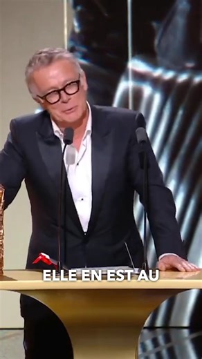 🏆✨ La revanche est belle pour Franck Dubosc ! Cette année, il ne repart pas avec une statuette miniature… mais avec un vrai César. @franckdubosc a remporté son tout premier trophée, celui du Meilleur scénario original, aux côtés de Sarah Kaminsky, pour Un Ours dans le Jura. Difficile de ne pas repenser à son sketch l’an dernier sur “le César de celui qui n’a pas de César”, où il quittait la scène avec une version miniature de la fameuse récompense. Un moment d’autodérision devenu presque prémon