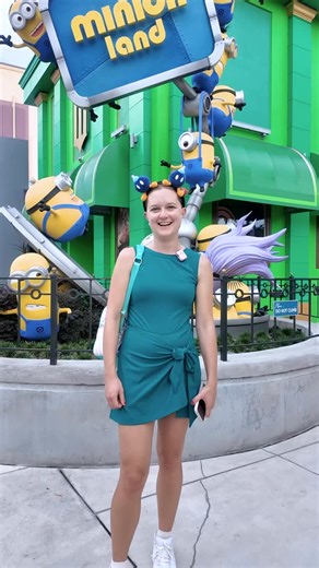 EASY Universal Studios Outfit Idea! 🤩👗(What to Wear to the Parks) What should you wear to Universal Orlando? This was a comfortable and easy outfit I wore to Universal Studios for the day! Here’s a theme park outfit idea: Green wrap tennis dress, KURU Footwear tennis shoes, Universal headband, and the Honeydukes Loungefly backpack. What would YOU wear to Universal Orlando?! #outfit #themepark #universal ​⁠#universalstudios #amusementpark @loungefly @kurufootwear | Megan Moves