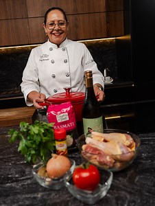 Hoje, às 20h, chega uma receita que me transporta diretamente à minha infância, frango com molho cru 🍗💛 Quase, quase disponível… fiquem atentos ao meu canal no YouTube, porque esta promete trazer muitas memórias e sabor 👩‍🍳✨ #cozinhadafernanda #chefernanda #saborescomhistoria #receitasimples #receitascomtradição #foodlovers #cheflife #gastronomia #tiaxicarestaurante | Cozinha da Fernanda