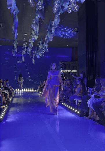 Modelos desfilando en pasarela: ¡Mira la moda en acción!