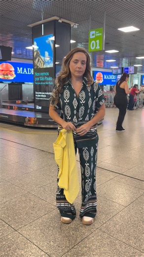 Moda para pessoas reais on Instagram: "Siga @usemika ✈️💄 Arrume-se comigo… direto do aeroporto! 😂 Gente, parecia cena de filme: gente passando, mala rolando, anúncio no alto-falante e até gente quase tropeçando na Mika no meio do caos hahaha 🙈 Mas é isso mesmo — quando a gente quer gravar um arrume-se comigo, nada impede! 💁‍♀️✨ Porque estilo de verdade é assim: a vida acontecendo e a gente se arrumando no meio de tudo! 💅💼 #arrumesemecomigo #vidareal #modafeminina #usemikastore #modareal #l