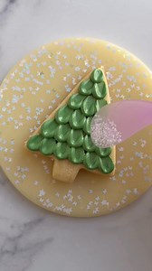 This approachable Christmas tree cookie is the perfect way to add texture to your design - and it's so easy to do! I hope you'll try it this holiday season 🎄 #christmascookies #christmasbaking #royalicingcookies #oddlysatisfying #cookiedecorating | Butterfly Bakes ATL