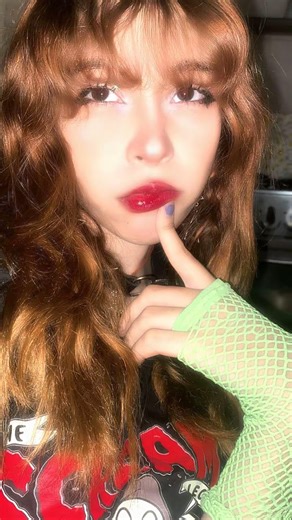 Annie. on Instagram: "Daisy Bell - Harry Dacre Aquela músiquinha de terror do tik tok, mas com um tom mais romântico, pois não se vive só de depressão 🥰 Além do contexto romântico, "Daisy Bell" também se tornou um marco cultural ao ser a primeira música cantada por um computador, o IBM 7094, em 1961. Apesar desse feito tecnológico, a essência da canção permanece: celebrar um amor simples, sincero e divertido, onde o mais importante é a jornada compartilhada. #daisy #daisybell #horror #te