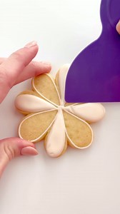 1.3M views · 5.7K reactions | Flower cookie fix it project #cookiedecorating #oddlysatisfying #decoratedcookies#satisfyingvideo #customcookies #atlantacustomcookies #atlbaker #atlantabaker #atlantacookies #royalicingcookies | Butterfly Bakes ATL | Facebook