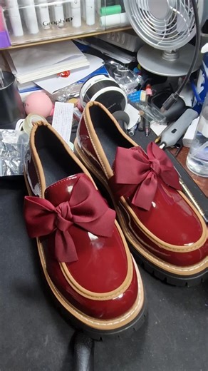 Chaussures vintage rétro rouges en vernis avec nœud élégant, liseré marron, talon confortable et semelle antidérapante, parfaites pour un look chic et original ❤️ Disponible sur TikTokShop. Cliquez sur le caddie orange pour l’acheter. #TikTokShop #OffresDeLaSaintValentin #OffresSaintValentin #LoveIsInTheAir #lamourestdanslair