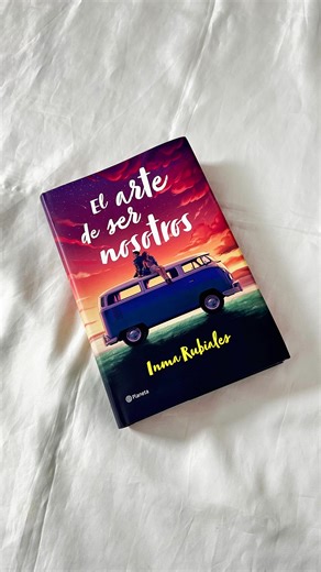 Saho | Bookstagram ♡ on Instagram: "Esta edición especial es de lo más hermosa 😭❤️‍🩹 #books #booktok #bookgram #bookstagramer #inmarubiales #elartedesernosotros #librosymaslibros"
