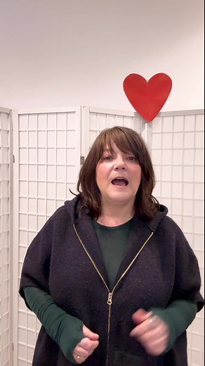 403K views · 308 reactions |  Parlons lingerie avec notre designer Ana ! Comment concevoir un modèle aussi confortable qu’élégant et flatteur ? Découvrez les dessous des dessous, et les détails qui font toute la différence. ➡️ Par ici pour en savoir plus sur l'Essential Elegance Broderie : bit.ly/DesignEEBrose #Playtex | Playtex | Facebook