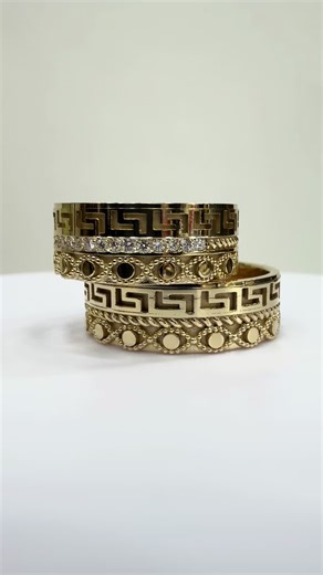 ✨ Cel mai nou model de verighete – Colecția 2026 ✨ Vă prezentăm un model exclusiv de verighete, realizat integral manual, parte din noua Colecție 2026. Designul îmbină eleganța contemporană cu rafinamentul atemporal, fiind pus în valoare de diamante naturale atent selecționate pentru strălucire și claritate excepțională. 💎 Detalii produs: \t•\tDiamante naturale autentice \t•\tGreutate totală pereche: 13.46 g \t•\tExecuție manuală, cu atenție la fiecare detaliu \t•\tModel unicat, realizat la sta