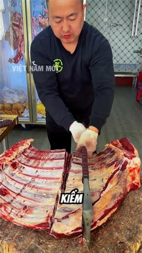 Kỹ thuật chặt xương sườn bằng búa rìu khiến ai xem cũng nể phục