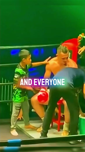 This Kid Just Outsmarted a Pro Boxer… And Nobody Saw It Coming 🤯