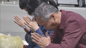 熊本地震１年：大和晃さん遺族が大規模崩落現場で献花