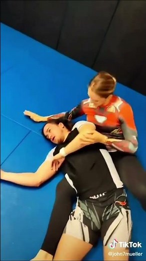 TikTok Female MMA Practitioner chokes a man#shorts #chokeout#girlpower #rearnakedchoke #sleeperhold
