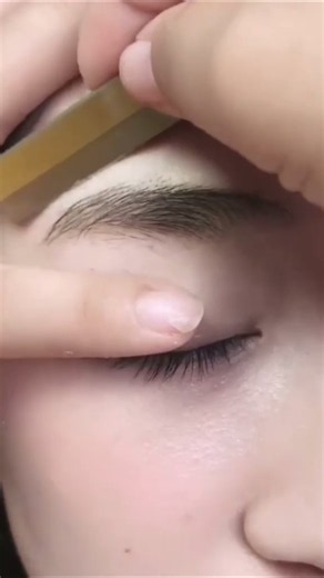 Perfect eyebrow shape in minutes! ✨💖Easy razor trick for clean, neat and natural brows