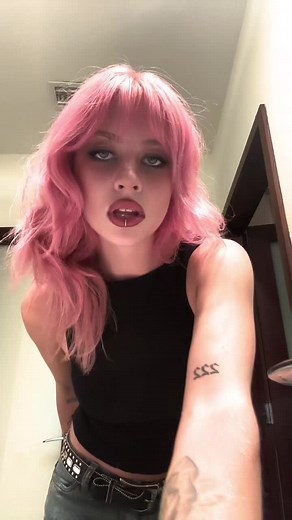 on wednesday’s we dye our hair pink🎀 #pinkhair #shorthairwithlayers