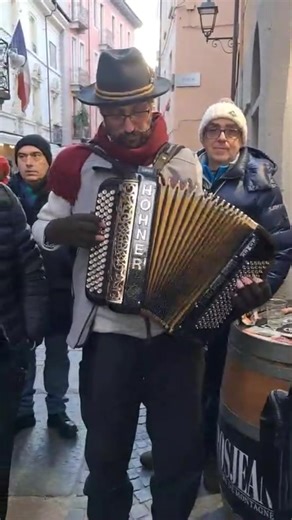 ILS CHANTENT LA MONTAGNE ! A l'occasion de la 1026 ème édition de la foire de l'artisanat valdôtain de la Saint Ours qui vient de se dérouler à Aoste (Val d'Aoste) les 30 et 31 janvier 2026. Ici l'interprétation de la montanara ( la montagnarde) écrite en 1927 et qui rassemblent tous les amoureux de la montagne, quelque soit leur pays... Un très grand bravo aux chanteurs et musiciens et merci à Laurent Blanc pour cette vidéo. | La Place du Village