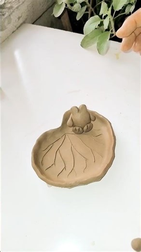 Making a Frog Dish from Clay 🐸🌿 #ClayCraft #FrogArt #HandmadeClay #SatisfyingShorts #NatureInspired
