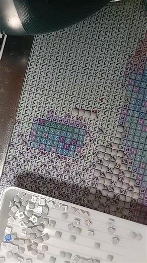 Pictura cu diamante… nu sunt atât de populare în România, dar pentru mine sunt un adevărat moment de terapie. 🌟 Profit de liniștea dimineții, cu o cafea ☕ și diamante sclipitoare ✨. În timp ce așez pătrățelele în rânduri, îmi pun ordine în gânduri. Acum lucrez la un canvas după o fotografie, care sper să devină un cadou special când va fi gata. 💝 Zi cu liniște în suflet să aveți! 💖 #DiamondPainting #TerapieCreativă #MomenteDeLiniște #CafeaȘiDiamante #CadouSpecial #ArtăCuSuflet | Daniela Anca