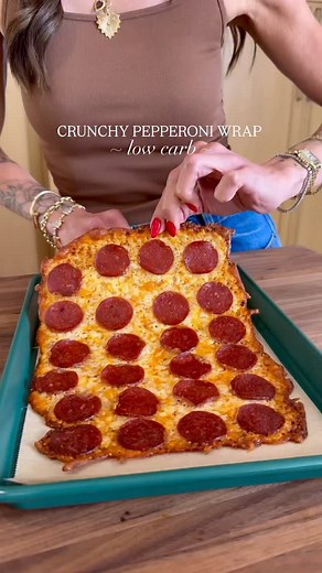 @kalejunkie CRUNCHY PEPPERONI WRAP—ditch regular bread so you can make a delicious low carb wrap like this. It’s crunchy and it’s totally giving pepperoni pizza vibes. You can fill yours with anything you like—I chose lettuce, turkey, sprouts, tomatoes, pickles and spicy ranch. This recipe makes one large wrap, so share with a friend or store the other half to enjoy the next day. You have to try it! IB: @angelarummans Makes 1 large wrap 3/4. cup shredded mozzarella cheese 24 pieces of pepperoni