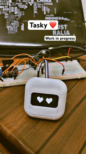 This is Tasky the deskmate your everyday companion #3d #3dprinting #desksetup #robot #roblox