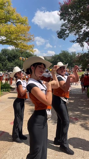 we’re back!! Did you miss us ??;)🧡 #TexasColorGuard #texassilks #LonghornBand #UT #UTAustin