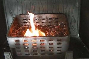 Cette invention française permet de brûler des pellets dans un insert de cheminée