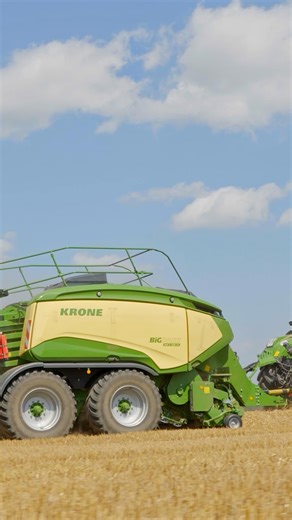Mit unserer neuen BiG Pack HDP II 1290 (VC) setzen wir bei KRONE neue Maßstäbe in der professionellen Strohbergung. Die Maschine wurde für die höchsten Anforderungen in der Landwirtschaft entwickelt. Unser Ziel: maximale Pressdichte, enorme Durchsatzleistung und intelligente Technik – kombiniert mit einem Höchstmaß an Bedienkomfort, Wartungsfreundlichkeit und Langlebigkeit ⚙️ Gerade in trockenem Stroh erzielt unsere BiG Pack HDP II 1290 eine außergewöhnlich hohe Ballendichte. So werden Transport