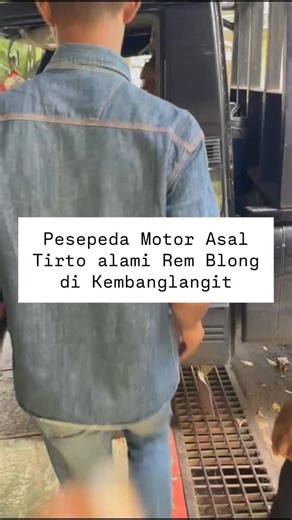Info & Berita Pekalongan on Instagram: "Dua Pesepeda Motor Asal Tirto Pekalongan, Alami Rem Blong Di Kembanglangit, Blado-Batang ‼️ . Kecelakaan akibat rem blong kembali terjadi saat liburan, dua unit sepeda motor bersamaan alami kecelakaan saat dari arah selatan, di atas Forest Kopi, desa Kembanglangit, kec.Blado, kab.Batang, pada Minggu, 14 Desember 2025, pukul 12.30 WIB. . Berawal dari satu unit sepeda motor jenis Vario dengan nopol G-4079-SK. Yang dikendarai oleh nama Manggus Dzikro, usia 16