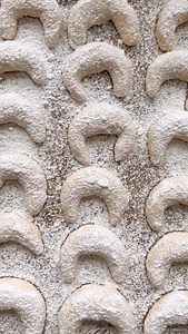 Es gibt Vanillekipferl! Weiche und gleichmäßig große Vanillekipferl sind ganz einfach zu machen und jedes Jahr bei uns ein MUSS! 👉Speichert euch das Rezept und folgt mir für mehr Ideen und Rezepte! Ihr findet das Rezept aber auch in meinem Bestseller Buch „Mein Plätzchenbuch“ mit den 80 besten Plätzchenrezepten und zwar hier: https://shop.lifeisfullofgoodies.com (einen Link findet ihr auch in meinem Instagram Profil sowie in meiner Story). 👉 Kommentiert einfach mit „Buch“ und ich schicke euch 