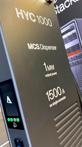 Alpitronic HYC1000, la colonnina da 1 MW di potenza Una colonnina elettrica che ricarica a 1 Megawatt di potenza, ed è italiana. All’IAA Mobility l’azienda di Bolzano — Alpitronic — porta un dispositivo di ricarica con addirittura 1.500 Ampere per rifornire energia a veicoli di grosse dimensioni come camion, oppure anche automobili e super sportive attraverso il tradizionale connettore CCS2. Ci spiega di più sull’evoluzione dell’esperienza di ricarica il nostro @alessiofrassinetti | Quattroruote